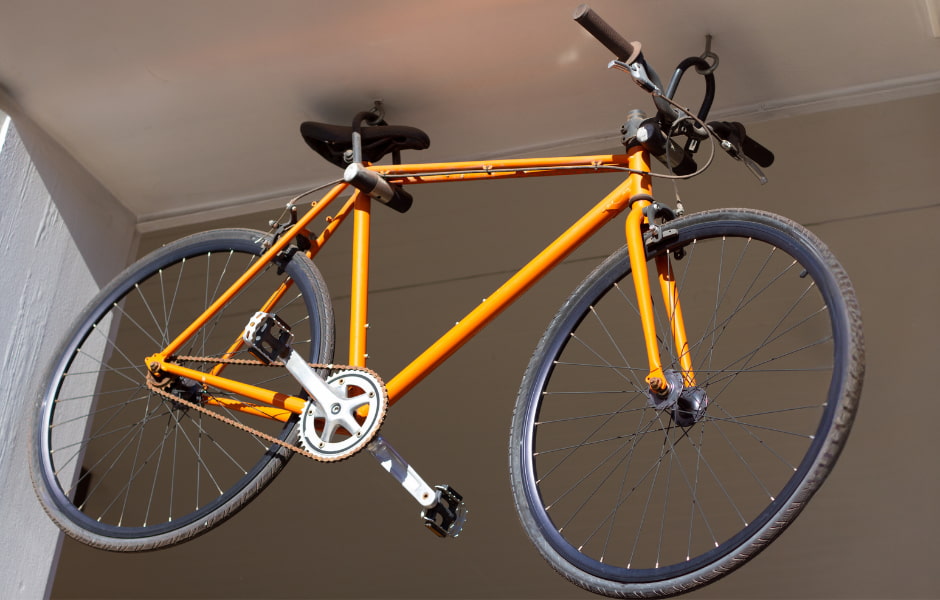 colgar bicis trastero desde el techo